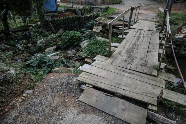 FLORIANOPOLIS, SC, BRASIL, 07/05/2018 -Ponte no Saco Grande caiu com a chuva e moradores enjambraram uma de madeira para poder transitarLocal: FlorianopolisIndexador: Betina HumeresFonte: Diario CatarinenseFotógrafo: Fotografo FLORIANOPOLIS, SC, BRASIL, 07/05/2018 -Ponte no Saco Grande caiu com a chuva e moradores enjambraram uma de madeira para poder transitarLocal: FlorianopolisIndexador: Betina HumeresFonte: Diario CatarinenseFotógrafo: Fotografo
