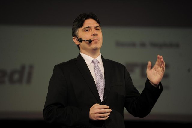 Fabiano Moulin: Médico neurologista, especialista em Neurologia Cognitiva e do Comportamento.Tema: Saúde e bem-estarPalestra: O cérebro, nosso guia pela jornada da vida Fabiano Moulin: Médico neurologista, especialista em Neurologia Cognitiva e do Comportamento.Tema: Saúde e bem-estarPalestra: O cérebro, nosso guia pela jornada da vida
