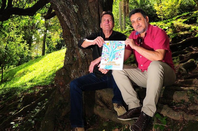 CAXIAS DO SUL, RS, BRASIL, 10/04/2018. Escritor Elvio Gonçalves (D) e ilustrador Ernani Carraro, vão lançar o livro A Àrvore de Colher Estrelas. (Porthus Junior/Agência RBS) CAXIAS DO SUL, RS, BRASIL, 10/04/2018. Escritor Elvio Gonçalves (D) e ilustrador Ernani Carraro, vão lançar o livro A Àrvore de Colher Estrelas. (Porthus Junior/Agência RBS)