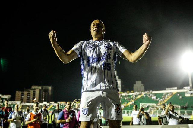 FLORIANÓPOLIS, SC, BRASIL - 12/05/2018Clássico Figueirense e Avaí pelo Campeonato Brasileiro de Futebol da Série B 2018. Na foto, o jogador Marquinhos com a torcida do AvaíIndexador: Diorgenes Pandini FLORIANÓPOLIS, SC, BRASIL - 12/05/2018Clássico Figueirense e Avaí pelo Campeonato Brasileiro de Futebol da Série B 2018. Na foto, o jogador Marquinhos com a torcida do AvaíIndexador: Diorgenes Pandini