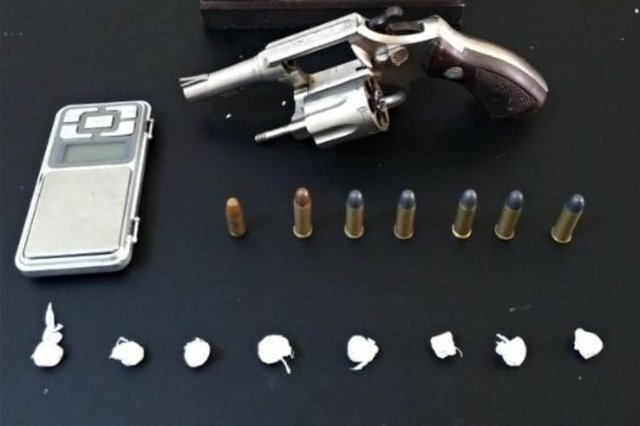 Homem é preso com drogas e arma no bairro Valparaíso, em Blumenau Homem é preso com drogas e arma no bairro Valparaíso, em Blumenau