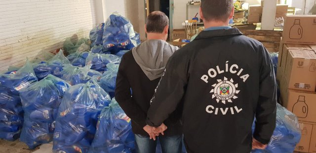 Polícia Civil descobre fábrica clandestina que falsifica marca de sabão líquido Polícia Civil descobre fábrica clandestina que falsifica marca de sabão líquido