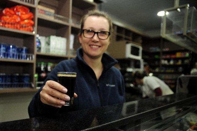 CAXIAS DO SUL, RS, BRASIL, 17/05/2018 - Reportagem aborda o consumo de café em Caxias. Com a chegada do frio, é comum aumentar a venda da bebida. NA FOTO: Karla Lazzari Basso (proprietária JC Lancheria). (Marcelo Casagrande/Agência RBS) CAXIAS DO SUL, RS, BRASIL, 17/05/2018 - Reportagem aborda o consumo de café em Caxias. Com a chegada do frio, é comum aumentar a venda da bebida. NA FOTO: Karla Lazzari Basso (proprietária JC Lancheria). (Marcelo Casagrande/Agência RBS)