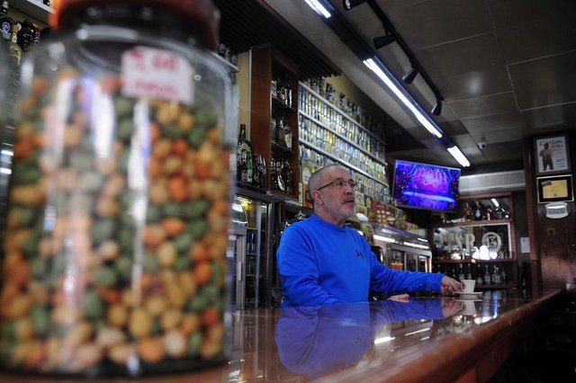 CAXIAS DO SUL, RS, BRASIL, 17/05/2018 - Reportagem aborda o consumo de café em Caxias. Com a chegada do frio, é comum aumentar a venda da bebida. NA FOTO: Valmor Bergazi, o Cabeça, dono do Bar 13. (Marcelo Casagrande/Agência RBS) CAXIAS DO SUL, RS, BRASIL, 17/05/2018 - Reportagem aborda o consumo de café em Caxias. Com a chegada do frio, é comum aumentar a venda da bebida. NA FOTO: Valmor Bergazi, o Cabeça, dono do Bar 13. (Marcelo Casagrande/Agência RBS)