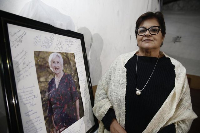 PORTO ALEGRE, RS, BRASIL - 2018.05.18 - A senhora Wanda Zimny foi case de matérias no Diário Gaúcho em 2017, quando pedia ajuda para o lançamento de um livro com suas memórias. Ela é sobrevivente da segunda guerra mundial, refugiada em Porto Alegre com a família. Graças à ajuda dos leitores do DG, ela, agora, cinsegue lançar o livro que ela própria escreveu. Na foto: Elizabeth Farias Cardoso(Fotos: ANDRÉ ÁVILA/ Agência RBS) PORTO ALEGRE, RS, BRASIL - 2018.05.18 - A senhora Wanda Zimny foi case de matérias no Diário Gaúcho em 2017, quando pedia ajuda para o lançamento de um livro com suas memórias. Ela é sobrevivente da segunda guerra mundial, refugiada em Porto Alegre com a família. Graças à ajuda dos leitores do DG, ela, agora, cinsegue lançar o livro que ela própria escreveu. Na foto: Elizabeth Farias Cardoso(Fotos: ANDRÉ ÁVILA/ Agência RBS)