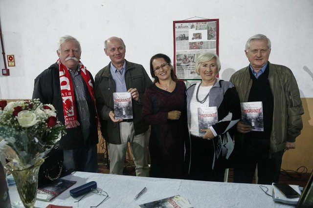PORTO ALEGRE, RS, BRASIL - 2018.05.18 - A senhora Wanda Zimny foi case de matérias no Diário Gaúcho em 2017, quando pedia ajuda para o lançamento de um livro com suas memórias. Ela é sobrevivente da segunda guerra mundial, refugiada em Porto Alegre com a família. Graças à ajuda dos leitores do DG, ela, agora, cinsegue lançar o livro que ela própria escreveu. (Fotos: ANDRÉ ÁVILA/ Agência RBS) PORTO ALEGRE, RS, BRASIL - 2018.05.18 - A senhora Wanda Zimny foi case de matérias no Diário Gaúcho em 2017, quando pedia ajuda para o lançamento de um livro com suas memórias. Ela é sobrevivente da segunda guerra mundial, refugiada em Porto Alegre com a família. Graças à ajuda dos leitores do DG, ela, agora, cinsegue lançar o livro que ela própria escreveu. (Fotos: ANDRÉ ÁVILA/ Agência RBS)