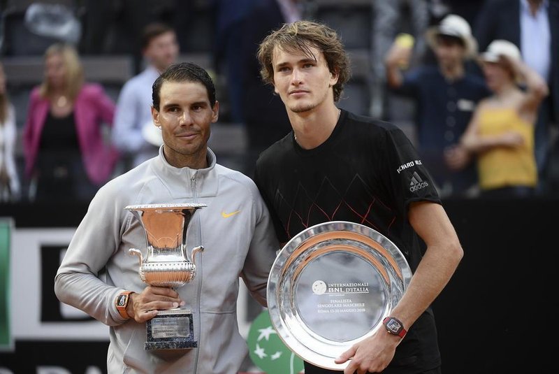 Spains Rafael Nadal (L) poses with the trophy after winning the Mens final against Germanys Alexander Zverev (R) at Romes ATP Tennis Open tournament at the Foro Italico, on May 20, 2018 in Rome. / AFP PHOTO / Filippo MONTEFORTE