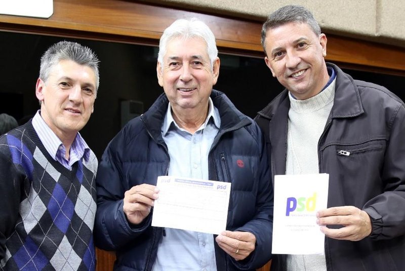 Ex-vereador Adelino Teles (C) filia-se ao PSD. Na foto, o vereador Kiko Girardi (E) e ex-prefeito de Caxias do Sul, Antonio Feldmann, ambos do PSD.