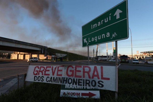 IMBITUBA, 2105/2018. Paralisação greve geral dos caminhoneiros ne BR-101 em Imbituba, Sul do Estado, em frente a Ferju. greve, caminhoneiros, greve geral, br-101, imbituba, protestyo, fog IMBITUBA, 2105/2018. Paralisação greve geral dos caminhoneiros ne BR-101 em Imbituba, Sul do Estado, em frente a Ferju. greve, caminhoneiros, greve geral, br-101, imbituba, protestyo, fog