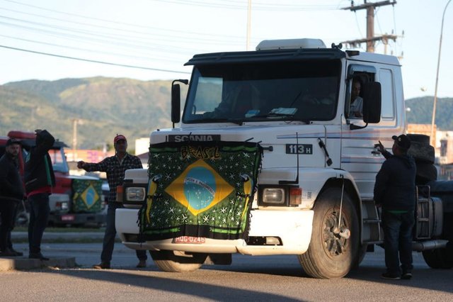 IMBITUBA, 2105/2018. Paralisação greve geral dos caminhoneiros ne BR-101 em Imbituba, Sul do Estado, em frente a Ferju. greve, caminhoneiros, greve geral, br-101, imbituba, protestyo, fog