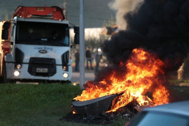 IMBITUBA, 2105/2018. Paralisação greve geral dos caminhoneiros ne BR-101 em Imbituba, Sul do Estado, em frente a Ferju. greve, caminhoneiros, greve geral, br-101, imbituba, protestyo, fog