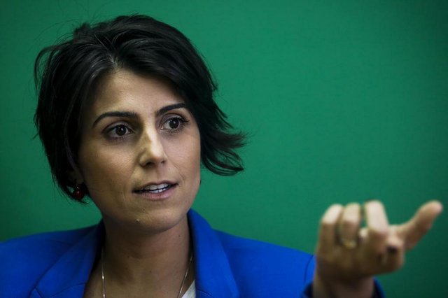 PORTO ALEGRE, RS, BRASIL, 14-05-2018: A deputada estadual Manuela DÁvila (PCdoB) concede entrevista sobre candidatura à presidência no gabinete que ocupa na Assembleia Legislativa do RS. (Foto: Mateus Bruxel / Agência RBS) PORTO ALEGRE, RS, BRASIL, 14-05-2018: A deputada estadual Manuela DÁvila (PCdoB) concede entrevista sobre candidatura à presidência no gabinete que ocupa na Assembleia Legislativa do RS. (Foto: Mateus Bruxel / Agência RBS)