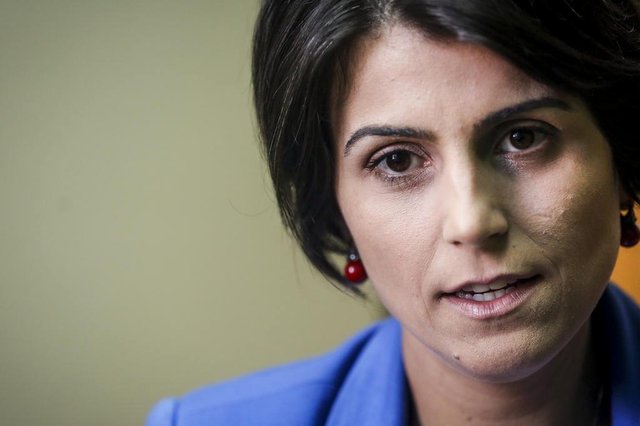 PORTO ALEGRE, RS, BRASIL, 14-05-2018: A deputada estadual Manuela DÁvila (PCdoB) concede entrevista sobre candidatura à presidência no gabinete que ocupa na Assembleia Legislativa do RS. (Foto: Mateus Bruxel / Agência RBS) PORTO ALEGRE, RS, BRASIL, 14-05-2018: A deputada estadual Manuela DÁvila (PCdoB) concede entrevista sobre candidatura à presidência no gabinete que ocupa na Assembleia Legislativa do RS. (Foto: Mateus Bruxel / Agência RBS)