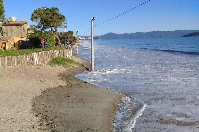 Ressaca ameaça prédio da Escola do Mar, em CanasvieirasA pedido da Defesa Civil, atividades foram suspensas pela Secretaria de Educação Ressaca ameaça prédio da Escola do Mar, em CanasvieirasA pedido da Defesa Civil, atividades foram suspensas pela Secretaria de Educação