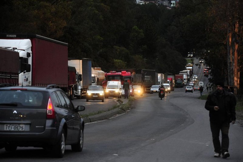 CAXIAS DO SUL, RS, BRASIL, 21/05/2018 - Caminhoneiros bloquearam a passagem de caminhões na RS 122, próximo ao Posto Squizzato. (Marcelo Casagrande/Agência RBS)