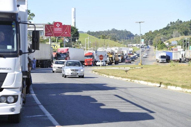Protesto de caminhoneiros na BR-470, em Indaial Protesto de caminhoneiros na BR-470, em Indaial