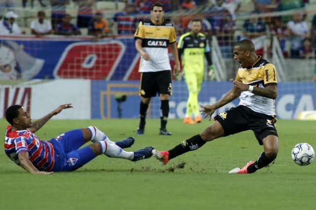 CE - SÉRIE B/FORTALEZA X CRICIÚMA - ESPORTES - Gustavo e Mailson em lance da partida entre Fortaleza e Criciúma, válida pela Série B do Campeonato Brasileiro, na Arena Castelão, em Fortaleza (CE), nesta terça-feira, 22. 22/05/2018 - Foto: LC MOREIRA/ESTADÃO CONTEÚDO CE - SÉRIE B/FORTALEZA X CRICIÚMA - ESPORTES - Gustavo e Mailson em lance da partida entre Fortaleza e Criciúma, válida pela Série B do Campeonato Brasileiro, na Arena Castelão, em Fortaleza (CE), nesta terça-feira, 22. 22/05/2018 - Foto: LC MOREIRA/ESTADÃO CONTEÚDO