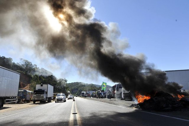 Blumenau - SC - Brasil - 23052018 - Km48 da BR-470 manifestação dos caminhoneiros. Blumenau - SC - Brasil - 23052018 - Km48 da BR-470 manifestação dos caminhoneiros.