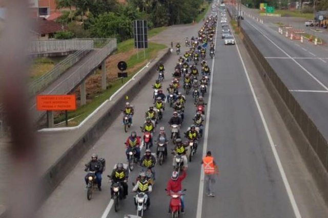 encontro de motoqueiros, motoboys, motoristas de aplicativos, no mercado público municipal de joinville para de lá, irem até o posto Rudinick, na BR 101, prestar apoio aos caminhoneiros da paralisação. encontro de motoqueiros, motoboys, motoristas de aplicativos, no mercado público municipal de joinville para de lá, irem até o posto Rudinick, na BR 101, prestar apoio aos caminhoneiros da paralisação.