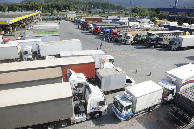 JOINVILLE,SC,BRASIL,24-05-2018.Falte de combustível em Joinville.Patio do posto Rudinick em Pirabeiraba.(Foto:Salmo Duarte/A Notícia) JOINVILLE,SC,BRASIL,24-05-2018.Falte de combustível em Joinville.Patio do posto Rudinick em Pirabeiraba.(Foto:Salmo Duarte/A Notícia)