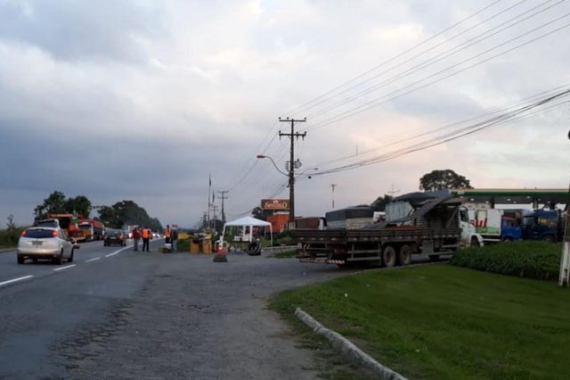 JOINVILLE,SC,BRASIL,25-05-2018.Palização de caminhoneiros Br 280.(Foto:Rejane Gambim,Divulgação) JOINVILLE,SC,BRASIL,25-05-2018.Palização de caminhoneiros Br 280.(Foto:Rejane Gambim,Divulgação)