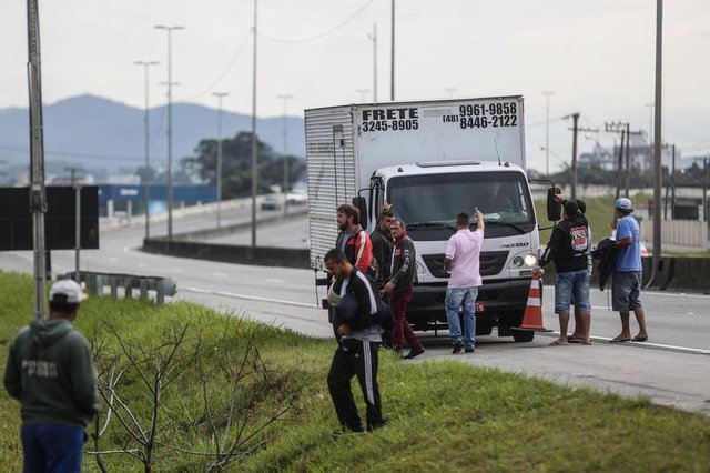 FLORIANOPOLIS, SC, BRASIL, 25/05/2018 - Greve dos Caminhoneiros - impactos - Bloqueio em Palhoça.Foto: Motorista tenta passar despercebido pela BR 101 mas foi interceptado pelos grevistas que o fizeram dar a ré e estacionar o caminhão com os demais.Local: FlorianopolisIndexador: Betina HumeresFonte: Diario CatarinenseFotógrafo: Fotografo FLORIANOPOLIS, SC, BRASIL, 25/05/2018 - Greve dos Caminhoneiros - impactos - Bloqueio em Palhoça.Foto: Motorista tenta passar despercebido pela BR 101 mas foi interceptado pelos grevistas que o fizeram dar a ré e estacionar o caminhão com os demais.Local: FlorianopolisIndexador: Betina HumeresFonte: Diario CatarinenseFotógrafo: Fotografo