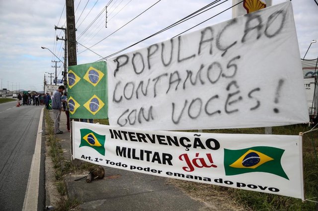 FLORIANOPOLIS, SC, BRASIL, 25/05/2018 - Greve dos Caminhoneiros - impactos - Bloqueio em Palhoça.Foto: Faixas como essa, pedindo a intervenção militar, foram colocadas próximo ao movimento dos caminhoneiros e alguns apoiam a causa.Local: FlorianopolisIndexador: Betina HumeresFonte: Diario CatarinenseFotógrafo: Fotografo FLORIANOPOLIS, SC, BRASIL, 25/05/2018 - Greve dos Caminhoneiros - impactos - Bloqueio em Palhoça.Foto: Faixas como essa, pedindo a intervenção militar, foram colocadas próximo ao movimento dos caminhoneiros e alguns apoiam a causa.Local: FlorianopolisIndexador: Betina HumeresFonte: Diario CatarinenseFotógrafo: Fotografo