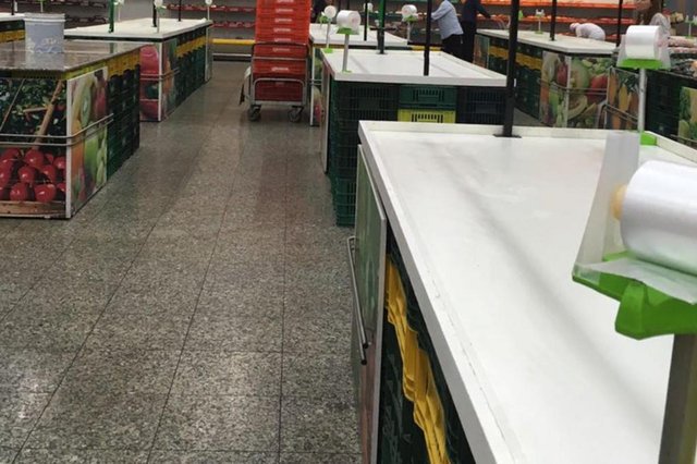 JOINVILLE,SC,BRASIL,25-05-2018.Greve dos caminhoneiros começa a deixar prateleiras de mercados vazias.(Foto:Laís Cristine) JOINVILLE,SC,BRASIL,25-05-2018.Greve dos caminhoneiros começa a deixar prateleiras de mercados vazias.(Foto:Laís Cristine)