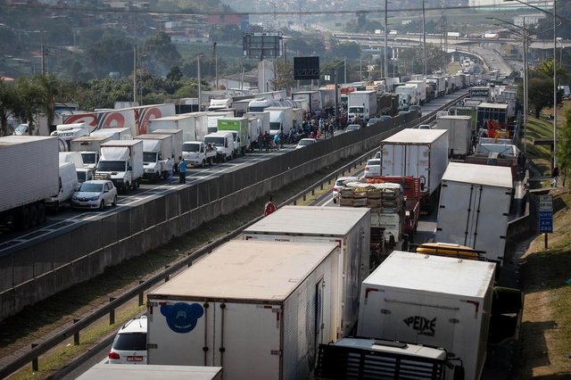 Protesto de caminhoneiros bloqueia a Rodovia Régis BittencourtSP - CAMINHONEIROS/PARALISAÇÃO/DIESEL/RÉGIS - ECONOMIA - Protesto de caminhoneiros bloqueia a   Rodovia Régis Bittencourt, na altura do   quilômetro 280, próximo ao município de   Embu das Artes (SP), nesta sexta-feira,   25. Pelo quinto dia seguido,   caminhoneiros protestam contra a alta   no preço do diesel e bloqueiam rodovias   em todo o país.   25/05/2018 - Foto: FELIPE RAU/ESTADÃO CONTEÚDOEditoria: ECONOMIALocal: Embu das ArtesIndexador: FELIPE RAUFotógrafo: ESTADÃO CONTEÚDO