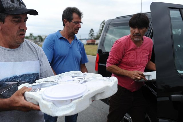 construtor Osvaldo de Souza, de Blumenau entregando alimentos para os manifestantes construtor Osvaldo de Souza, de Blumenau entregando alimentos para os manifestantes