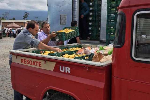 Bombeiros de Ascurra fazem doações de materiais parados em greve dos caminhoneiros Bombeiros de Ascurra fazem doações de materiais parados em greve dos caminhoneiros