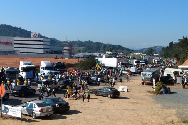 Manifestação popular em apoio à greve dos caminhoneiros neste domingo, em Blumenau Manifestação popular em apoio à greve dos caminhoneiros neste domingo, em Blumenau