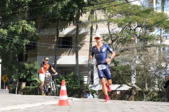 O CAIXA IRONMAN Brasil segue surpreendendo e mostra porque é uma das provas mais técnicas do calendário internacional. Depois de ter o recorde mundial estabelecido no ano passado, com o britânico Tim Don, desta vez o topo do pódio ficou com um estreante nas distâncias full. O sueco Jesper Svensson fez sua primeira prova com 3,8 km de ciclismo, 180 km de ciclismo e 42,2 km de corrida em Florianópolis e não poderia ter sido melhor, pois venceu com o tempo de 8h08min06seg, A segunda colocação ficou com o brasileiro Igor Amorelli, campeão em 2014, que marcou 8h14min29seg, enquanto o também brasileiro Thiago Vinhal foi o terceiro, com 8h19min11seg. O CAIXA IRONMAN Brasil segue surpreendendo e mostra porque é uma das provas mais técnicas do calendário internacional. Depois de ter o recorde mundial estabelecido no ano passado, com o britânico Tim Don, desta vez o topo do pódio ficou com um estreante nas distâncias full. O sueco Jesper Svensson fez sua primeira prova com 3,8 km de ciclismo, 180 km de ciclismo e 42,2 km de corrida em Florianópolis e não poderia ter sido melhor, pois venceu com o tempo de 8h08min06seg, A segunda colocação ficou com o brasileiro Igor Amorelli, campeão em 2014, que marcou 8h14min29seg, enquanto o também brasileiro Thiago Vinhal foi o terceiro, com 8h19min11seg.