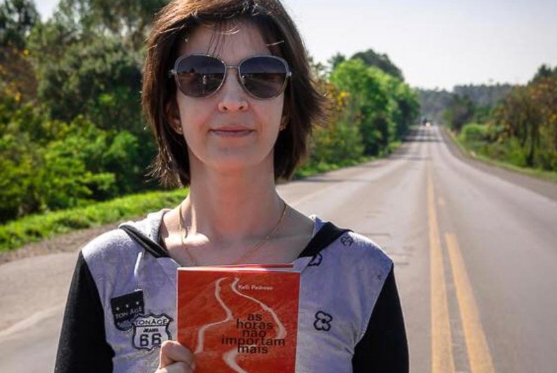 Kelli Pedroso autografa o livro As Horas Não Importam Mais, sábado, em Caxias do Sul.