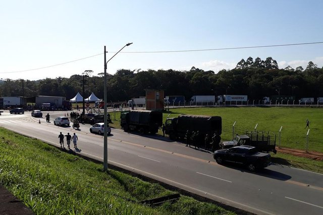 BR-280 - No meio da manha o exercito foi dar apoio a prf na BR-280. Hoje, a PRF voltou pra esse ponto da rodovia com o Exército. A situação ficou tensa. E agora há pouco alguns caminhões que quiseram deixar o bloqueo sairam escoltados. BR-280 - No meio da manha o exercito foi dar apoio a prf na BR-280. Hoje, a PRF voltou pra esse ponto da rodovia com o Exército. A situação ficou tensa. E agora há pouco alguns caminhões que quiseram deixar o bloqueo sairam escoltados.
