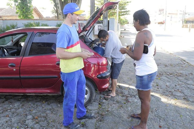 JOINVILLE,SC,BRASIL,31-05-2018.Começa o abastecimento de mantimentos nos mercados e verdureiras de Joinville.Reginaldo Kowalski Junior e Eliane Correia conseguiram compra gás do senhor Jardel Ferreira.(Foto:Salmo Duarte/A Notícia)Indexador: Maykon Lammerhirt JOINVILLE,SC,BRASIL,31-05-2018.Começa o abastecimento de mantimentos nos mercados e verdureiras de Joinville.Reginaldo Kowalski Junior e Eliane Correia conseguiram compra gás do senhor Jardel Ferreira.(Foto:Salmo Duarte/A Notícia)Indexador: Maykon Lammerhirt