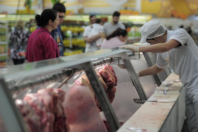 JOINVILLE,SC,BRASIL,31-05-2018.Começa o abastecimento de mantimentos nos mercados e verdureiras de Joinville.Adriana de Oliveira e Luan Bittencourt comprando carne.(Foto:Salmo Duarte/A Notícia)Indexador: Maykon Lammerhirt JOINVILLE,SC,BRASIL,31-05-2018.Começa o abastecimento de mantimentos nos mercados e verdureiras de Joinville.Adriana de Oliveira e Luan Bittencourt comprando carne.(Foto:Salmo Duarte/A Notícia)Indexador: Maykon Lammerhirt