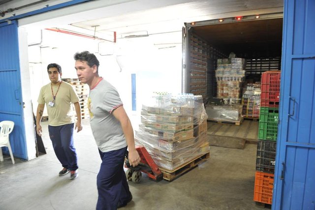 Blumenau - SC - Brasil - 31052018 - Caminhões abastecendo o mercado Galegão na rua Benjamin Constant. Blumenau - SC - Brasil - 31052018 - Caminhões abastecendo o mercado Galegão na rua Benjamin Constant.