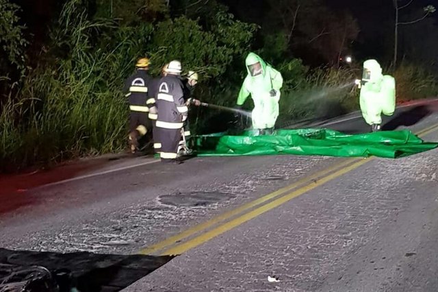 Produto químico cai de caminhão na BR-470, em Rodeio Produto químico cai de caminhão na BR-470, em Rodeio