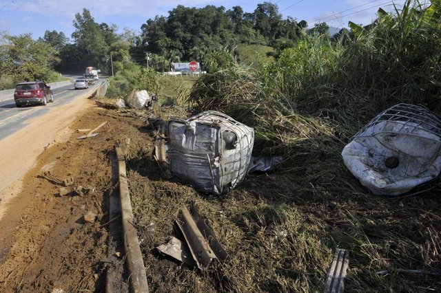 Rodeio - SC - Brasil - 01062018 - Caminhão perde carga de 12 mil litros de produtos quimicos na BR470 em Rodeio. Rodeio - SC - Brasil - 01062018 - Caminhão perde carga de 12 mil litros de produtos quimicos na BR470 em Rodeio.