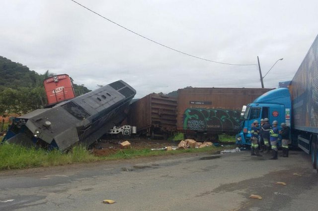 Trem descarrila após acidente com caminhão na Rodovia do Arroz Trem descarrila após acidente com caminhão na Rodovia do Arroz
