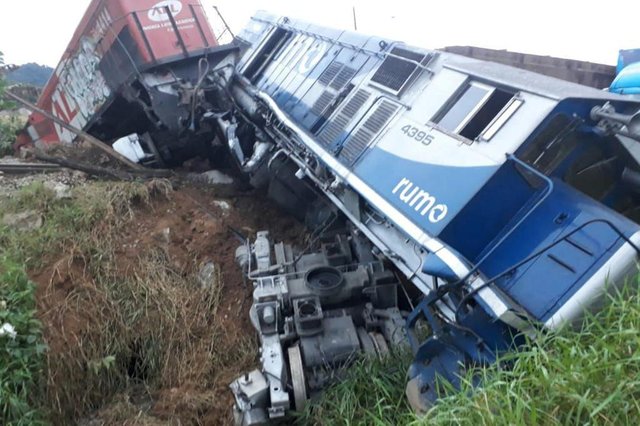 Trem descarrila após acidente com caminhão na Rodovia do Arroz Trem descarrila após acidente com caminhão na Rodovia do Arroz