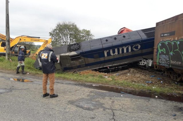 Caminhão bate em trem, que descarrila. Fato ocorreu em Guaramirim Caminhão bate em trem, que descarrila. Fato ocorreu em Guaramirim