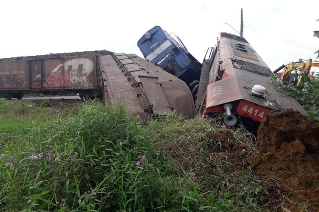 Caminhão bate em trem, que descarrila. Fato ocorreu em Guaramirim Caminhão bate em trem, que descarrila. Fato ocorreu em Guaramirim