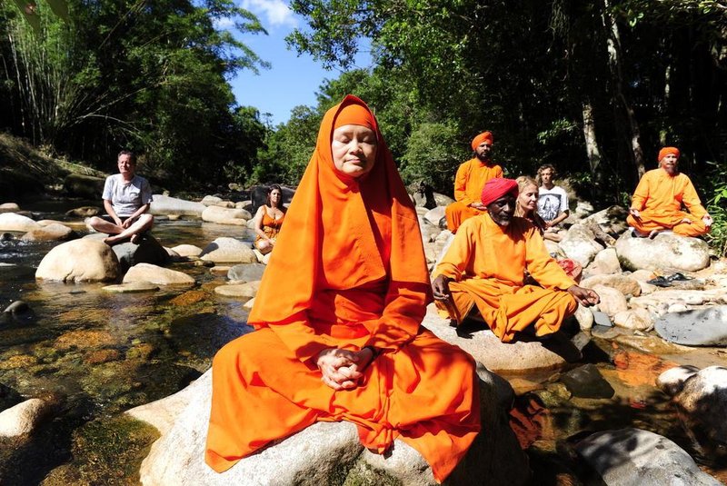  Retiro de Páscoa no Monte Crista da AnandaMmarga. Monge Dada Prana Diiptananda, 51 anos, filipino(direita nos fundos), monge Didi Ananda Sushiila, 43 anos, taiwanesa(centro) e  Kalyanii, organizadora do evento(loira).