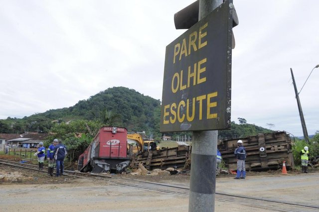 GUARAMIRIM,SC,BRASIL,04-06-2018.Caminhão bate em Trem e causa prejuizos em Guaramirim.(Foto:Salmo Duarte/A Notícia)Indexador: Maykon Lammerhirt GUARAMIRIM,SC,BRASIL,04-06-2018.Caminhão bate em Trem e causa prejuizos em Guaramirim.(Foto:Salmo Duarte/A Notícia)Indexador: Maykon Lammerhirt
