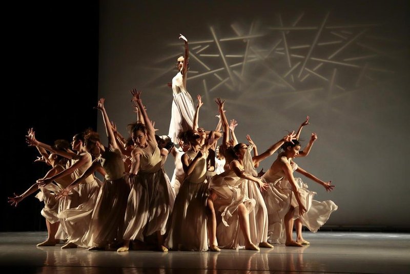 Ballet Vera Bublitz celebra quatro décadas promovendo o 1º Festival Internacional de Dança de Porto Alegre.