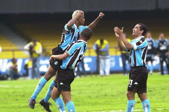 Marcelinho Paraíba (camisa 10, de braços erguidos), comemorando um dos seus gols na vitória do Grêmio sobre o São Paulo por 4 x 3, pela Copa do Brasil 2001, apareçe também o jogador Zinho (d).#PÁGINA: 1FD#EDIÇÃO: 2ª Marcelinho Paraíba (camisa 10, de braços erguidos), comemorando um dos seus gols na vitória do Grêmio sobre o São Paulo por 4 x 3, pela Copa do Brasil 2001, apareçe também o jogador Zinho (d).#PÁGINA: 1FD#EDIÇÃO: 2ª