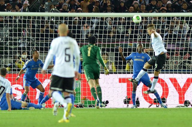 Chelsea x Corinthians, jogo válido pela final do Mundial de Clubes da Fifa 2012, em Yokohama, no Japão, neste domingo, 16. O Corinthians venceu o jogo por 1x0 e sagrou-se bicampeão mundial. Gol do Corinthians marcado por Guerrero.Brazils Corinthians forward Paolo Guerrero (R) scores a goal against English Premier League team Chelsea during their 2012 Club World Cup football final match at Yokohama on December 16, 2012. AFP PHOTO / KAZUHIRO NOGIEditoria: SPOLocal: YokohamaIndexador: KAZUHIRO NOGISecao: SoccerFonte: AFPFotógrafo: STF Chelsea x Corinthians, jogo válido pela final do Mundial de Clubes da Fifa 2012, em Yokohama, no Japão, neste domingo, 16. O Corinthians venceu o jogo por 1x0 e sagrou-se bicampeão mundial. Gol do Corinthians marcado por Guerrero.Brazils Corinthians forward Paolo Guerrero (R) scores a goal against English Premier League team Chelsea during their 2012 Club World Cup football final match at Yokohama on December 16, 2012. AFP PHOTO / KAZUHIRO NOGIEditoria: SPOLocal: YokohamaIndexador: KAZUHIRO NOGISecao: SoccerFonte: AFPFotógrafo: STF