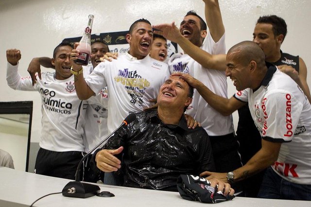 Corinthians é Campeão BrasileiroSP - BRASILEIRÃO/CAMPEÃO/CORINTHIANS - ESPORTES - Jogadores do Corinthians dão banho no técnico Tite durante a comemoração da conquista do Campeonato Brasileiro, nos vestiários do Estádio do Pacaembu, em São Paulo, neste domingo. A equipe garantiu o título após o empate em 0 a 0 com o Palmeiras, pela última rodada do torneio. 04/12/2011 - Foto: DANIEL AUGUSTO JR/AG CORINTHIANS/AEEditoria: ESPORTESLocal: SÃO PAULOIndexador: DANIEL AUGUSTO JRSecao: Estadio do PacaembuFotógrafo: AG CORINTHIANS Corinthians é Campeão BrasileiroSP - BRASILEIRÃO/CAMPEÃO/CORINTHIANS - ESPORTES - Jogadores do Corinthians dão banho no técnico Tite durante a comemoração da conquista do Campeonato Brasileiro, nos vestiários do Estádio do Pacaembu, em São Paulo, neste domingo. A equipe garantiu o título após o empate em 0 a 0 com o Palmeiras, pela última rodada do torneio. 04/12/2011 - Foto: DANIEL AUGUSTO JR/AG CORINTHIANS/AEEditoria: ESPORTESLocal: SÃO PAULOIndexador: DANIEL AUGUSTO JRSecao: Estadio do PacaembuFotógrafo: AG CORINTHIANS